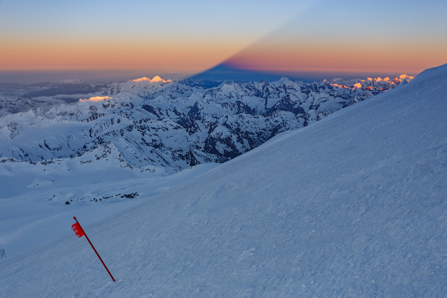 Эльбрус спуск. Эльбрус горнолыжный спуск. Горнолыжники на Эльбрусе. Эльбрус горные лыжи. Чегет спуск.